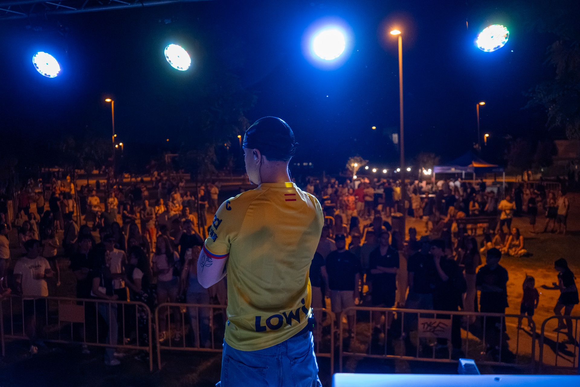 $AT frente al público en un concierto al aire libre