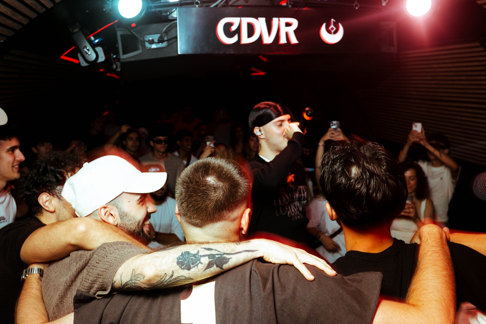 $AT actuando en la sala CDVR con el público