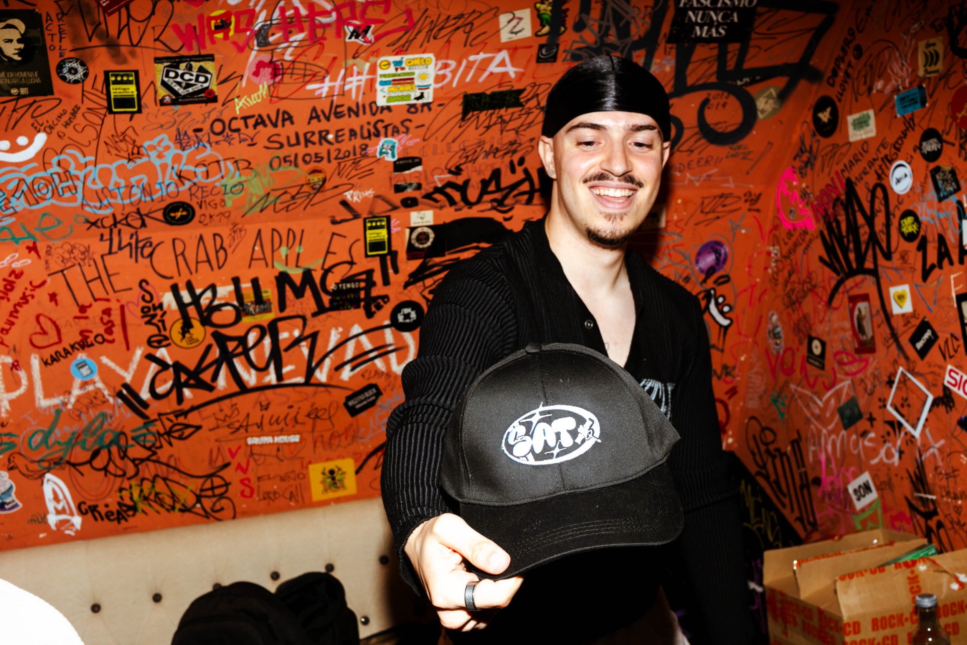 $AT mostrando la gorra de $AT
