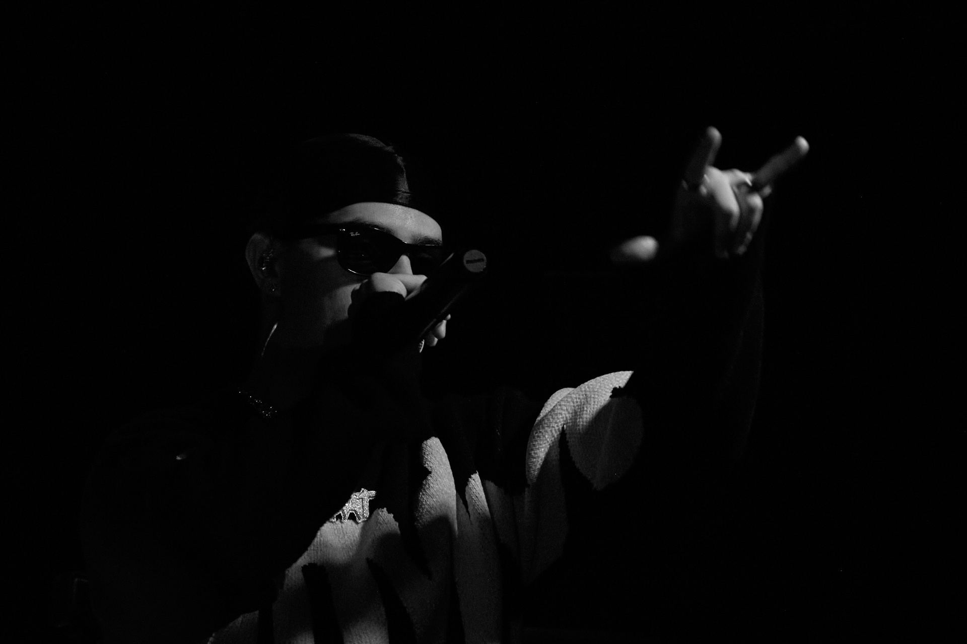 $AT cantando en directo bajo un foco